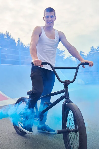 Портрет Усміхненого Молодого Чоловіка Який Позує Верхи Велосипеді Bmx Блакитному — стокове фото