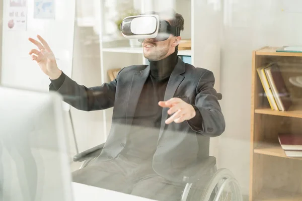 Zakenman Geniet Van Zijn Ervaring Virtual Reality Brillen Kantoor — Stockfoto