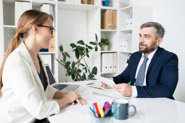 Innehåll Stilig Manager Formell Jacka Sitter Vid Bordet Med Dator — Stockfoto