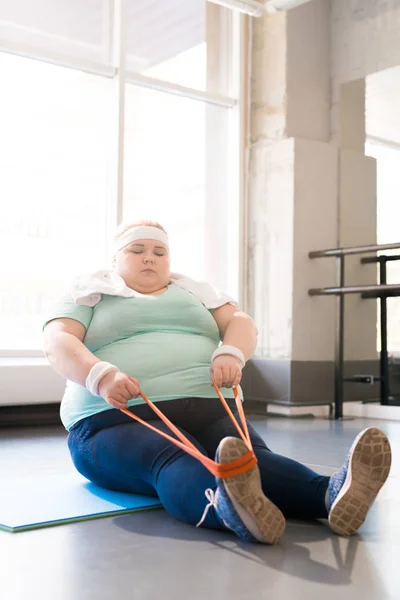 Pełna Długość Portret Młodej Otyłej Kobiety Ćwicząca Elastyczną Opaską Klubie — Zdjęcie stockowe