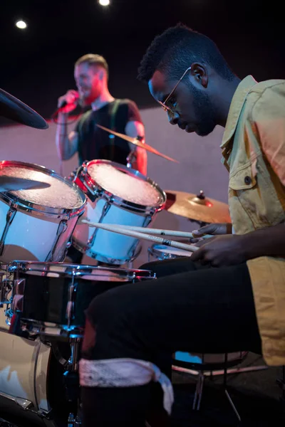 Vista Lateral Retrato Homem Afro Americano Contemporâneo Tocando Bateria Palco — Fotografia de Stock