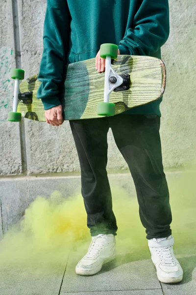 Retrato Seção Baixa Adolescente Irreconhecível Posando Com Longboard Contra Parede — Fotografia de Stock