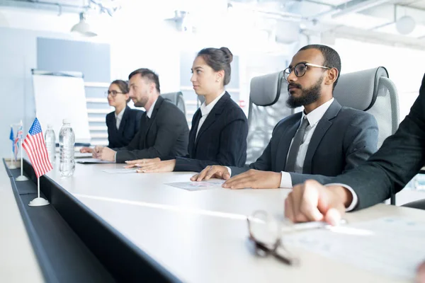 Gruppo Uomini Affari Multietnici Seduti Ascoltati Alla Conferenza Affari — Foto Stock