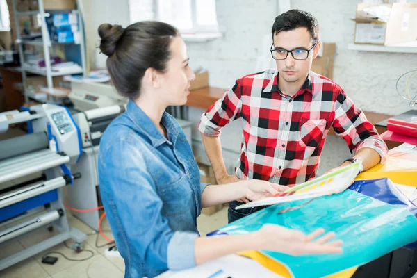 Especialistas Pensativos Impresión Analizando Papel Discutiendo Colores Mientras Trabajan Nuevo — Foto de Stock