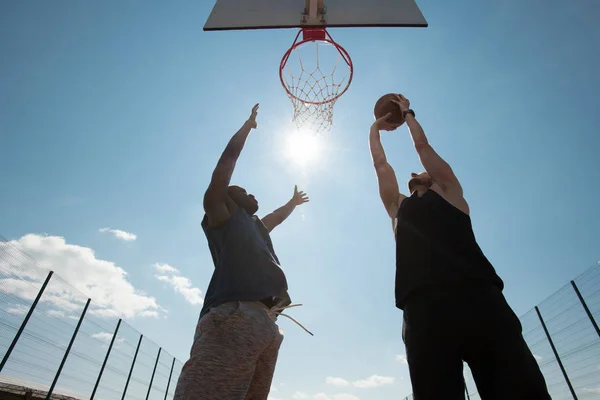 Širokoúhlý Pohled Dva Mladé Muže Hrající Basketbal Venkovním Hřišti Zaměření — Stock fotografie