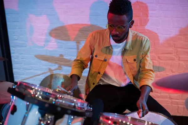 Retrato Músico Afro Americano Contemporâneo Tocando Bateria Palco Luz Fraca — Fotografia de Stock