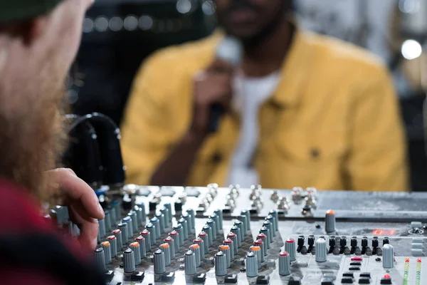 Närbild Musikkompositör Arbeta Med Ljud Konsol Band Prestanda Inspelningsstudio Kopiera — Stockfoto