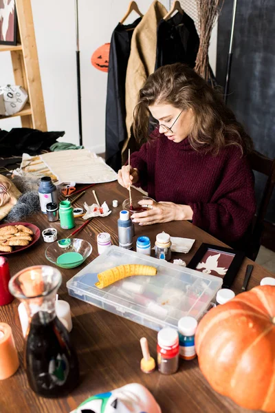 Ernstige Drukke Meisje Glazen Zittend Aan Tafel Verven Bowl Mengen — Stockfoto