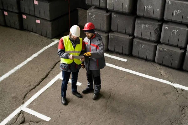 Hög Vinkel Porträtt Mogen Foreman Bär Hardhat Använda Digital Tablet — Stockfoto