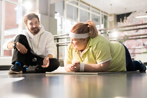 Porträtt Skrattar Överviktiga Kvinnan Tränar Med Fitness Instruktör Solljus — Stockfoto