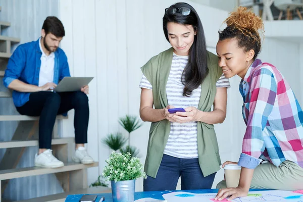 Porträtt Två Kreativa Unga Kvinnor Dem Afrikanska Med Hjälp Smartphone — Stockfoto