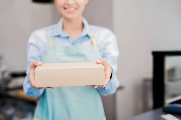 Ritratto Metà Sezione Donna Irriconoscibile Che Indossa Una Scatola Porta — Foto Stock