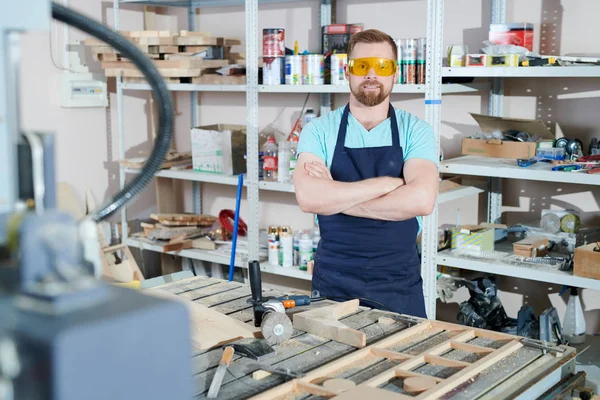 Portret Van Knappe Bebaarde Timmerman Kijkend Naar Camera Met Glimlachen — Stockfoto