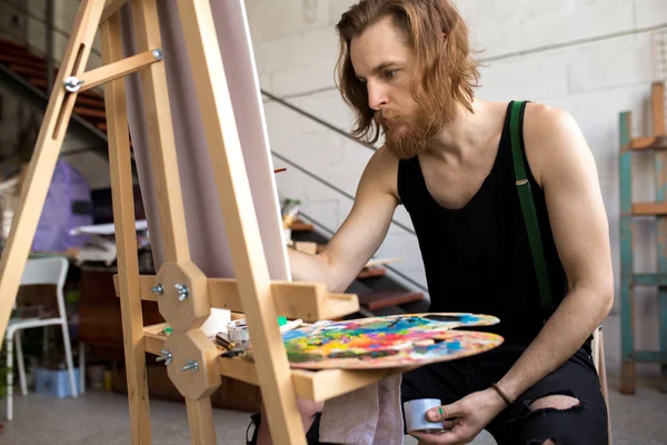 Portret Van Gefocust Langharige Kunstenaar Schilderij Ezel Tijdens Het Werken — Stockfoto