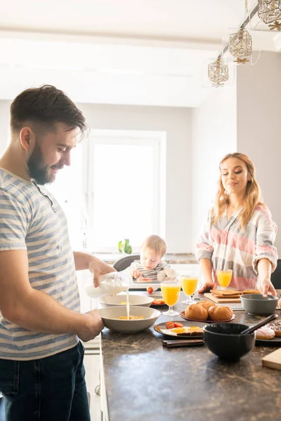 Retrato Familia Feliz Disfrutando Del Desayuno Cocina Padres Jóvenes Con — Foto de Stock