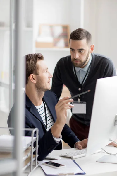 Retrato Dos Profesionales Discutiendo Proyecto Startup Mientras Trabajan Una Oficina — Foto de Stock