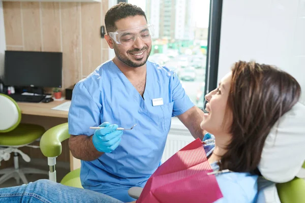 Porträtt Mellanöstern Tandläkare Leende Glatt Medan Behandla Tänder Vacker Ung — Stockfoto