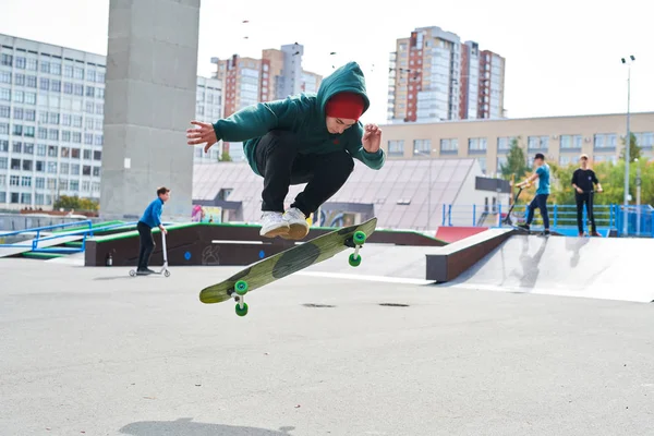 Full Length Portret Van Moderne Tiener Doet Skateboard Stunts Extreme — Stockfoto