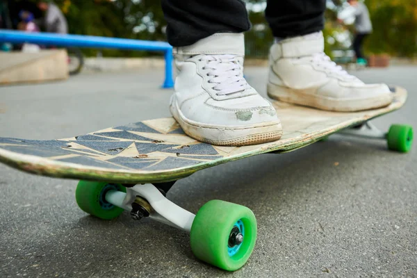 Närbild Oigenkännlig Ung Man Ridning Longboard Utomhus Skateboard Park Kopiera — Stockfoto