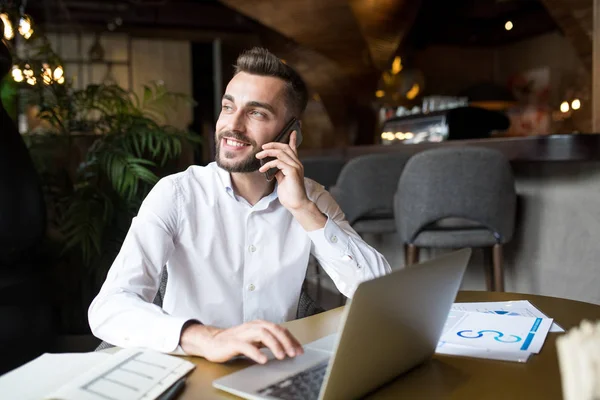 Portret Van Jonge Bebaarde Zakenman Spreekt Telefonisch Glimlachend Gelukkig Tijdens — Stockfoto