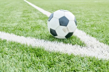 Açık futbol sahasında çim üzerinde yatan futbol topu Spor arka plan, kopya alanı