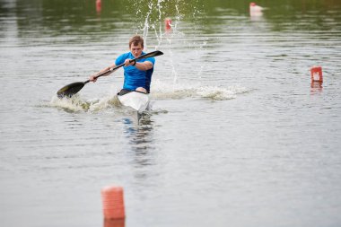 Genç kanocu kayık oturan ve kürek Yarışması sırasında Gölde kürek