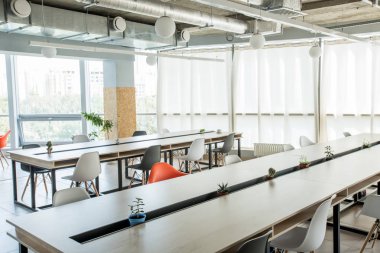 Ofiste uzun müzakere masası ve sandalyeleri ile parlak ve geniş konferans salonu