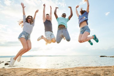 Heyecanlı gençlerin bir araya gelip yazın tadını çıkarmaportresi