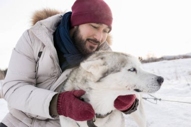 Ormanda yürüyüş güzel kış günü zevk muhteşem husky köpek sarılma sakallı Asyalı adam Portresi, kopya alanı