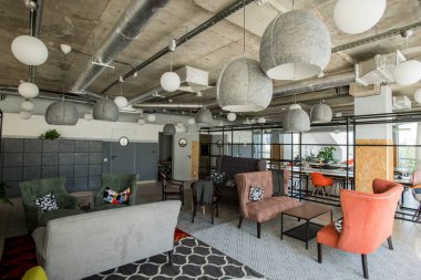 Dinlenme ve gayri resmi ortam için ofis lobisi tasarla