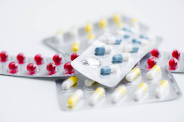 Beyaz arka plan üzerinde hap aşırı kavramı izole birkaç jelatin kapsül kabarcıklar, yakın çekim