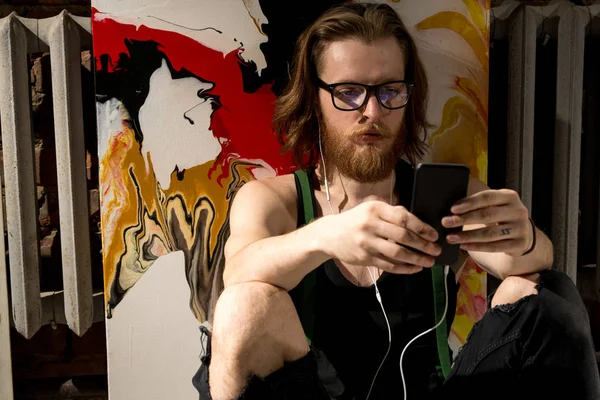 아티스트가 스마트폰을 음악을 초상화 스튜디오의 바닥에 — 스톡 사진