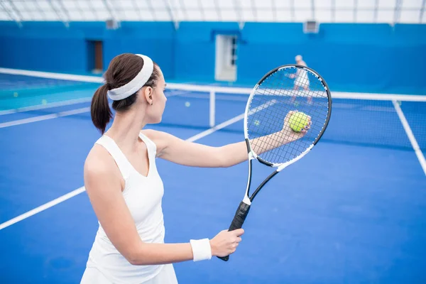Πορτραίτο Της Νεαρής Αθλητήρων Έτοιμη Υπηρετήσει Την Μπάλα Παίζοντας Τένις — Φωτογραφία Αρχείου