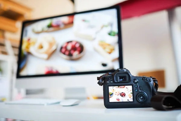 照片相机的背景图像与食物的相片在桌子上对计算机与编辑软件 拷贝空间 — 图库照片