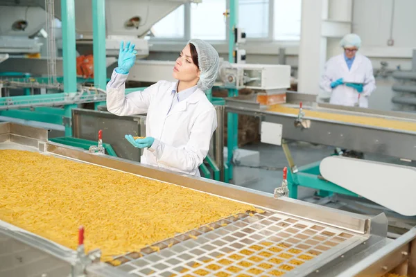 Retrato Mulher Jovem Trabalhando Fábrica Alimentos Moderna Inspecionando Macarrão Linha — Fotografia de Stock