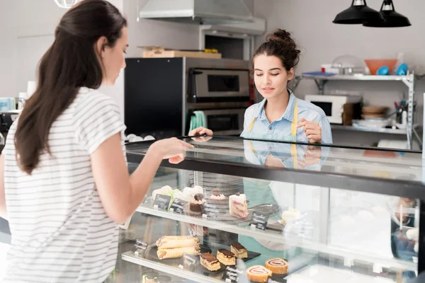 现代年轻女子的肖像 帮助顾客选择甜点在蛋糕店或咖啡馆 复制空间 — 图库照片