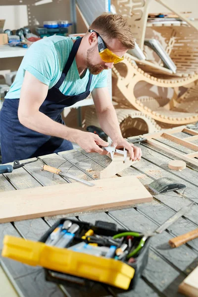 Jonge Bebaarde Ambachtsman Die Met Een Meetinstrument Met Houten Stuk — Stockfoto