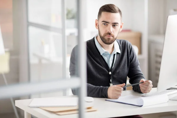 Retrato Hombre Negocios Barbudo Pensativo Sentado Escritorio Oficina Moderna Espacio — Foto de Stock