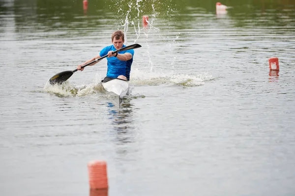 Genç kanocu kayık oturan ve kürek Yarışması sırasında Gölde kürek