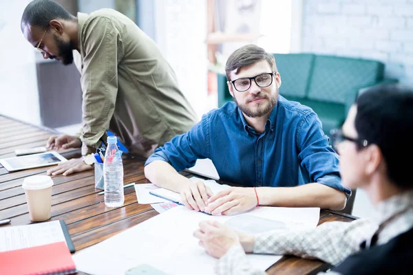 Jonge Zakenman Zit Aan Het Bureau Communiceert Met Zijn Collega — Stockfoto