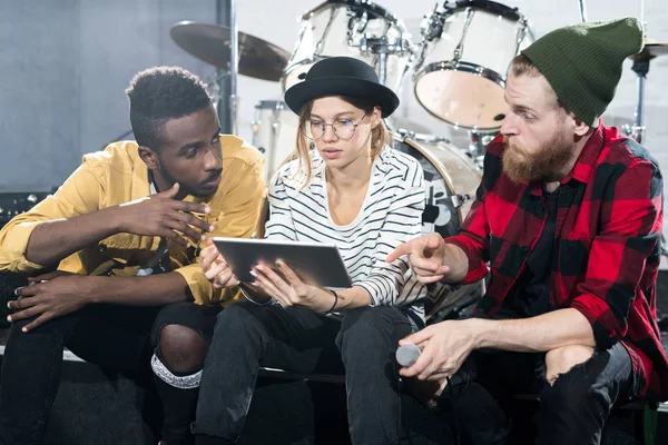 Prova Stüdyosunda Şarkı Yazarlığı Tartışırken Dijital Tablet Kullanan Çağdaş Gencin — Stok fotoğraf