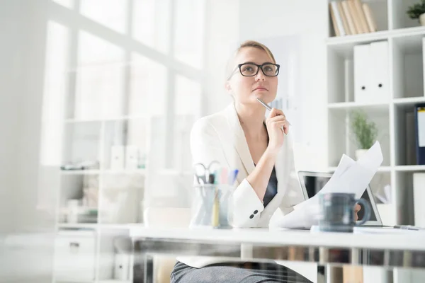 Ernsthafte Nachdenkliche Attraktive Geschäftsfrau Mit Brille Die Tisch Sitzt Und — Stockfoto