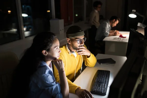 Retrato Varias Personas Que Trabajan Oficina Oscura Por Noche Centran — Foto de Stock