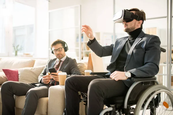 Gehandicapte Zakenman Met Behulp Van Virtual Reality Goggles Zitten Met — Stockfoto