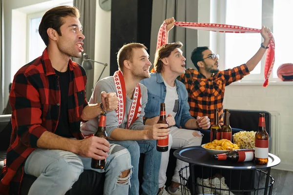 兴奋的足球迷与饮料和食物的乐趣 在家里观看足球比赛 — 图库照片
