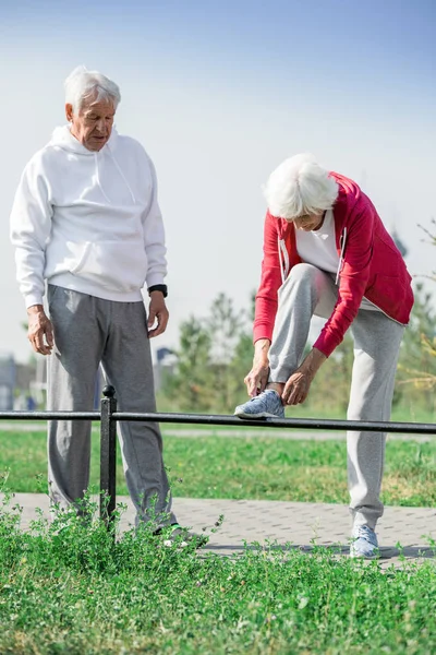 Ritratto Completo Coppia Anziana Attiva Che Ferma Allacciare Scarpe Durante — Foto Stock