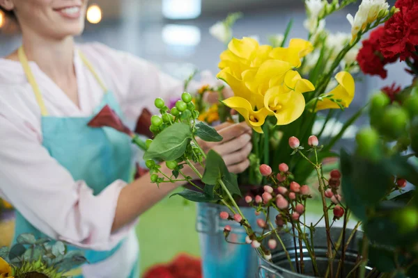 Närbild Oigenkännlig Kvinnlig Florist Arrangera Vackra Gula Flowees Counter Små — Stockfoto