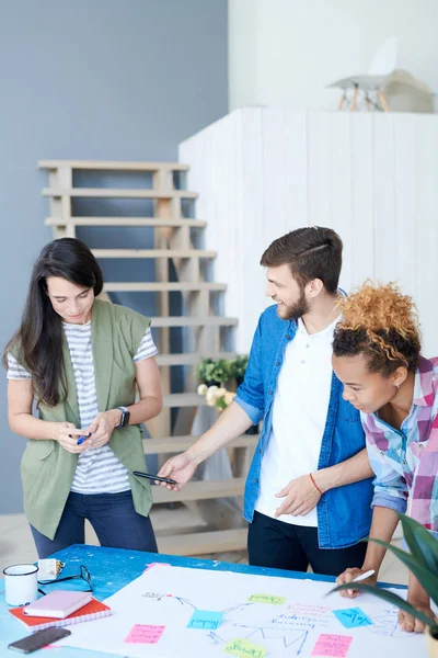 Multietnisk Grupp Samtida Unga Människor Ritning Diagram Och Grafer När — Stockfoto