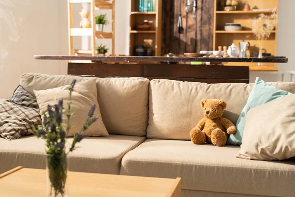 Cómodo Sofá Con Almohadas Osito Peluche Acogedor Salón Estudio Plano — Foto de Stock