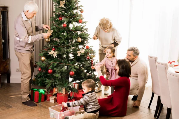 Sevimli Çocuk Dedesi Ile Noel Ağacı Dekorasyon Büyük Mutlu Aile — Stok fotoğraf